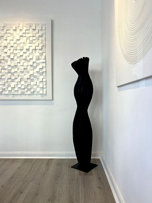 RAUMTRÄUMER | Alexander Heil | Robinie, patiniert | H 165 cm | 2024