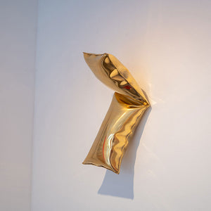 "PILLOW" | Volker Kiehn | Wall sculpture | Edelstahl 24K vergoldet | 2024 | 15 x 55 cm