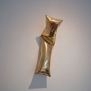 "PILLOW" | Volker Kiehn | Wall sculpture | Edelstahl 24K vergoldet | 2024 | 15 x 55 cm