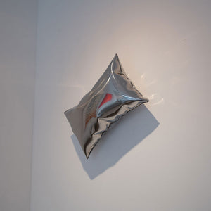 "PILLOW" | Volker Kiehn | Wall sculpture | Edelstahl poliert | 2024 | Ca. 30 x 50 cm