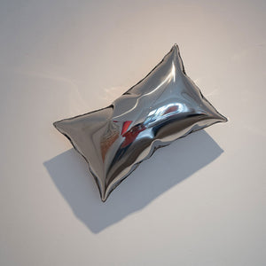 "PILLOW" | Volker Kiehn | Wall sculpture | Edelstahl poliert | 2024 | Ca. 30 x 50 cm