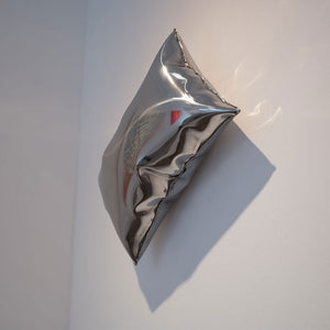 "PILLOW" | Volker Kiehn | Wall sculpture | Edelstahl poliert | 2024 | Ca. 30 x 50 cm