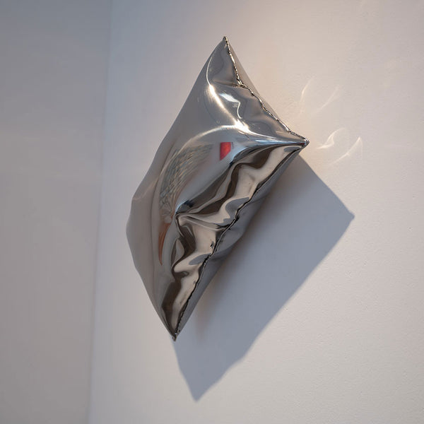 "PILLOW" | Volker Kiehn | Wall sculpture | Edelstahl poliert | 2024 | Ca. 30 x 50 cm