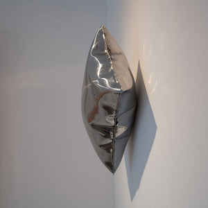 "PILLOW" | Volker Kiehn | Wall sculpture | Edelstahl poliert | 2024 | Ca. 30 x 50 cm