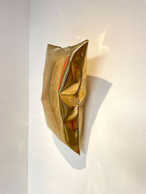 "PILLOW" | Volker Kiehn | Wall sculpture | Edelstahl 24K vergoldet | 2025 | 30 x 50 cm