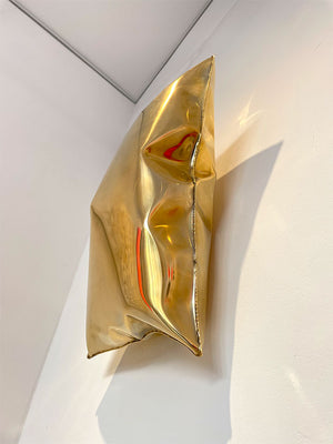 "PILLOW" | Volker Kiehn | Wall sculpture | Edelstahl 24K vergoldet | 2025 | 30 x 50 cm