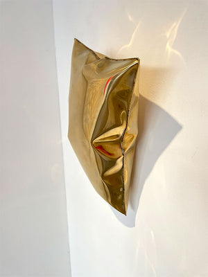 "PILLOW" | Volker Kiehn | Wall sculpture | Edelstahl 24K vergoldet | 2025 | 30 x 50 cm