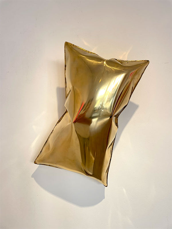 "PILLOW" | Volker Kiehn | Wall sculpture | Edelstahl 24K vergoldet | 2025 | 30 x 50 cm